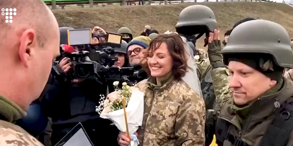 Un cuplu ucrainean s-a căsătorit pe front. Cei doi erau îmbrăcaţi în uniforme militare - VIDEO
