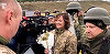 Un cuplu ucrainean s-a căsătorit pe front. Cei doi erau îmbrăcaţi în uniforme militare - VIDEO