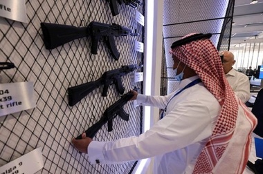 Armament din Rusia şi Ucraina concurează la o expoziţie în domeniul apărării din Arabia Saudită