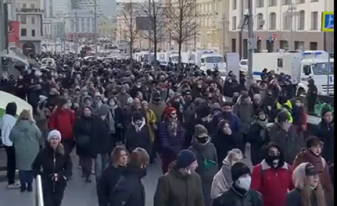 Peste 4.600 de persoane arestate duminică în Rusia, după ce au participat la proteste privind invazia din Ucraina