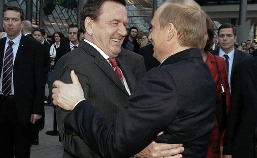 Fostul cancelar german Gerhard Schröder, apropiat al lui Vladimir Putin, vizat de o plângere pentru "crime împotriva umanităţii"
