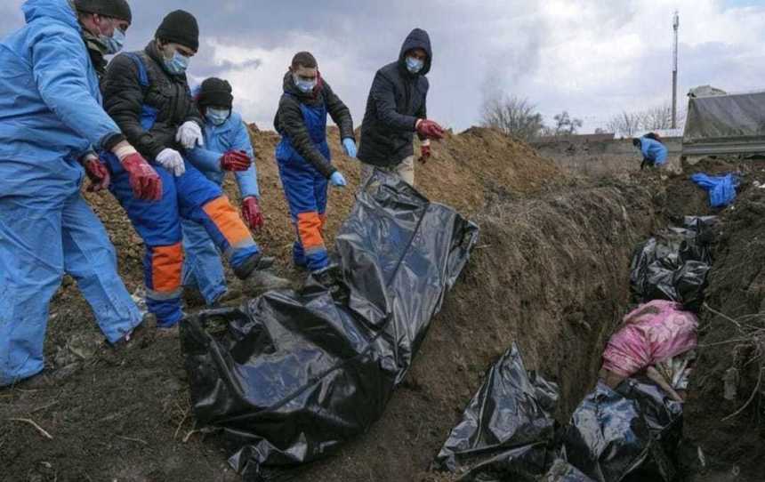 Cadavre ale unor civili şi militari ucraineni, îngropate într-o groapă comună la Mariupol, vizat neîncetat de atacuri ruseşti