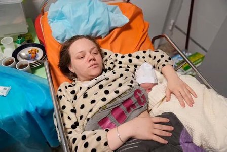 O femeie însărcinată care a scăpat din bombardamentul asupra unei maternităţi din Mariupol a născut o fetiţă