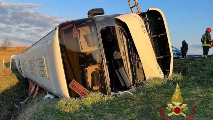 Un autobuz care transporta zeci de ucraineni s-a răsturnat în Italia: Un mort şi mai mulţi răniţi