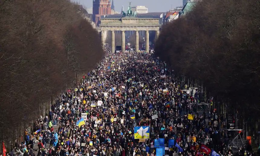 Zeci de mii de oameni au manifestat pentru Ucraina la Berlin. Au avut loc proteste şi în alte oraşe– VIDEO