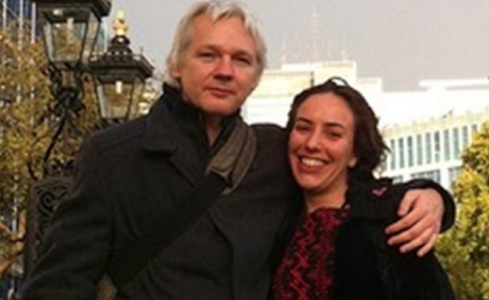 Julian Assange se va căsători în închisoare cu Stella Moris. Ţinutele mirilor, concepute de Vivienne Westwood