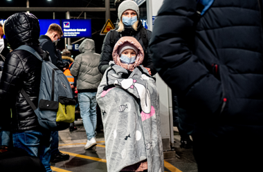 Peste 2,5 milioane de ucraineni, majoritatea femei şi copii, au părăsit ţara de la începutul invaziei ruse. Cei mai mulţi au trecut în Polonia, în timp ce în România au venit peste 173.000