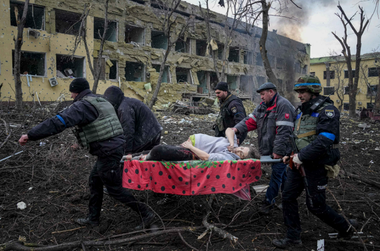 O femeie însărcinată, rănită în atacul de miercuri la maternitatea din Mariupol, a murit
