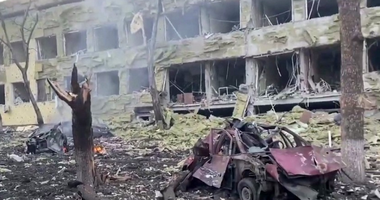 O coloană de 160 de vehicule iese din Mariupol, asediat de forţe ruse şi proruse, pe drumul către Zaporojie, un culoar umanitar
