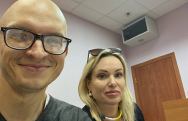UPDATE-Jurnalista protestatară rusă Marina Ovsiannikova, amendată cu 30.000 de ruble (250 de euro) şi eliberată
