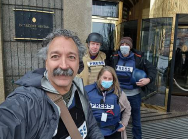 Un cameraman de la Fox News, Pierre Zakrzewski, şi o jurnalistă ucraineană, Oleksandra Kuvşînova, ucişi în maşină, la Gorenka, lângă Kiev; jurnalistul Fox News Benjamin Hall, grav rănit