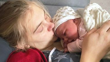 Poveştile războiului: Alisa s-a născut de Ziua Internaţională a Femeii, într-un apartament zguduit de bombardamente la Bucea. Vecinele au ajutat la naşterea fetiţei