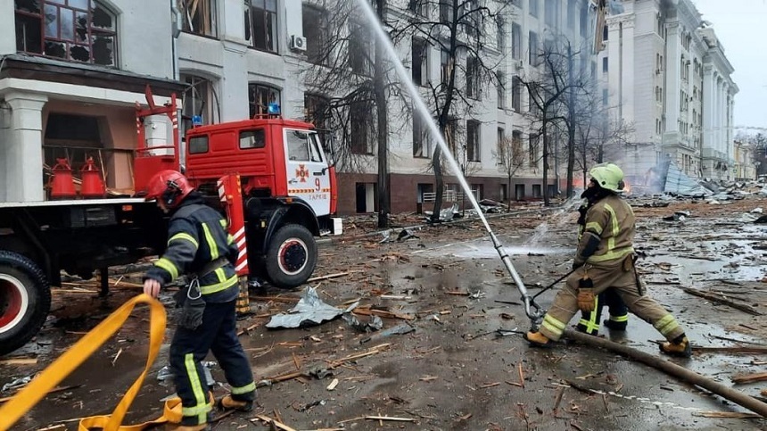 Un mort şi trei răniţi, după ce rămăşiţele unei rachete doborâte au lovit o clădire rezidenţială din Kiev