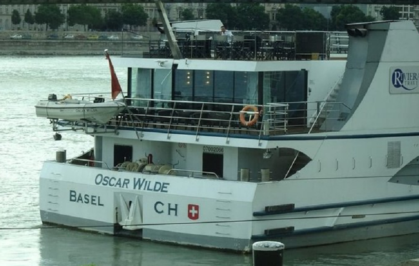 O refugiată ucraineană în vârstă de 18 ani, violată de un irakian şi un nigerian, deţinători ai unor paşapoarte ucrainene, la bordul vaporului-hotel Oscar-Wilde, ancorat la chei la Düsseldorf