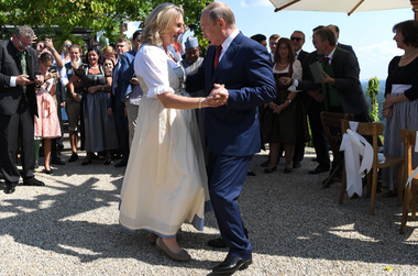 O pereche de cercei din aur alb cu safire, estimaţi la 50.000 de euro, oferiţi de Putin fostei şefe a diplomaţiei austriece de extremă dreapta Karin Kneissl, la nunta acesteia, în august 2018, intră în posesia statului austriac, dezvăluie cotidianul Kronen Zeitung