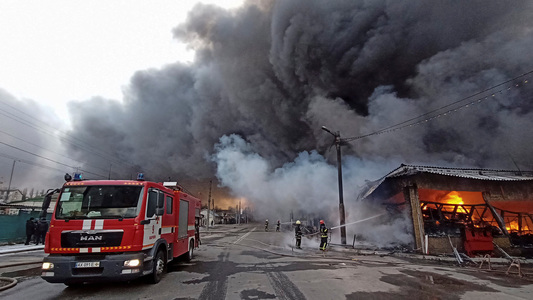 Fum dens peste Harkov, după bombardarea uneia dintre cele mai mari pieţe din lume / Bombardamentul, urmat de mai multe incendii care s-au extins la locuinţe