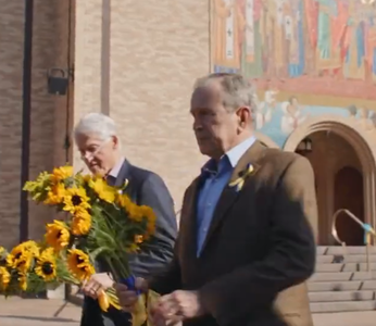 Foştii preşedinţi americani Bush şi Clinton, la o biserică ucraineană din Chicago în semn de solidaritate - VIDEO