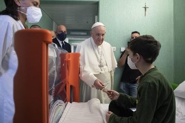 Papa Francisc a vizitat 19 copii refugiaţi ucraineni la un spital din Roma / Aceştia primesc tratament oncologic şi neurologic, dar şi pentru rănile suferite în timpul exploziilor