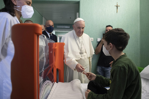 Papa Francisc a vizitat 19 copii refugiaţi ucraineni la un spital din Roma / Aceştia primesc tratament oncologic şi neurologic, dar şi pentru rănile suferite în timpul exploziilor