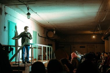 Imnul Ucrainei, cântat în fiecare zi la saxofon de pe un balcon la Nikolaev. La Sumî, trei comedianţi au susţinut un spectacol într-un adăpost subteran - VIDEO - 