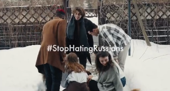Ambasada Rusiei în Franţa publică un videoclip surprinzător în lupta împotriva discriminării ruşilor; decalajul dintre mesajul clipului şi realitatea confruntărilor armate sângeroase din Ucraina îi indignează pe numeroşi navigatori pe Internet