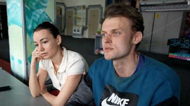 Mărturiile unei familii care a fugit din Mariupol: Ne omorau. Dacă ne strângeam în grup ca să găsim apă, trăgeau asupra noastră. Am îngropat oameni în curţi 