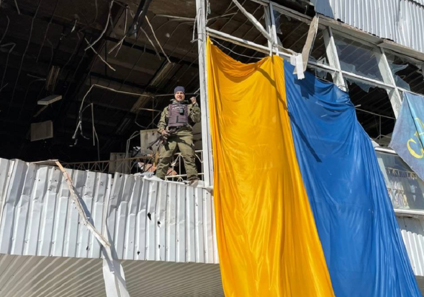 Armata ucraineană anunţă că a preluat controlul asupra oraşului Makariv, situat la 48 km vest de Kiev; ”Steagul statului ucrainean a fost ridicat”, în timp ce ruşii se retrăgeau