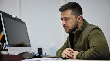 UPDATE-Zelenski îl invită pe Papa Francisc, într-o convorbire la telefon, să medieze în negocierile dintre Ucraina şi Rusia şi discută despre situaţia umanitară şi blocarea culoarelor de evacuare de către trupe ruse