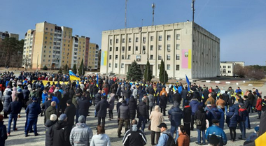 Oraşul Slavutici, în care locuieşte personalul centralei nucleare de la Cernobîl, ocupat de forţe ruse; primarul Iuri Fomicev, luat prizonier; ucrainenii manifestează în stradă, ruşii trag focuri de avertisment şi grenade asurzitoare în mulţime