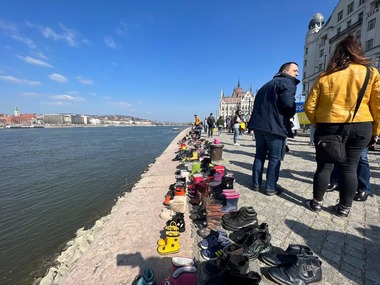 Budapesta: Omagiu pentru oamenii decedaţi în teatrul bombardat la Mariupol – 300 de perechi de încălţăminte, puse pe malul Dunării, lângă memorialul pentru evreii maghiari