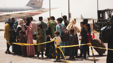 Talibanii interzic femeilor să călătorească cu avionul dacă nu sunt însoţite de către un bărbat din familie; femeile şi bărbaţii, separaţi prin zile de vizită în parcuri publice din Kabul