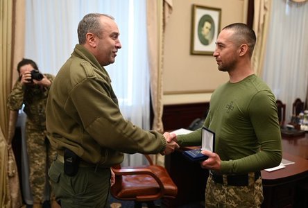 Unul dintre soldaţii ucraineni de pe Insula Şerpilor a fost decorat pentru serviciile sale 
