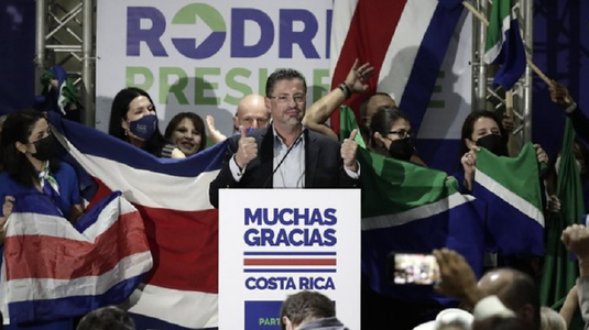Conservatorul Rodrigo Chaves, un fost cadru la Banca Mondială, sancţionat din cauza unor hărţuiri sexuale, ales preşedinte al Costa Rica în al doila tur