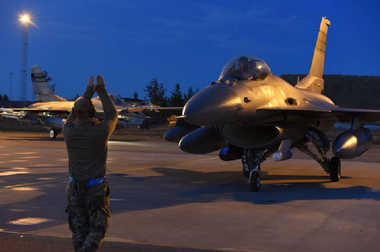 SUA aprobă vânzarea a opt avioane de vânătoare de tip F-16 Bulgariei, în valoare de 1,67 de miliarde de dolari, fără să precizeze dacă această vânzare ar deschide calea unui transfer de avioane de fabricaţie sovietică Ucrainei