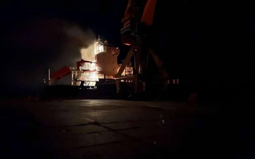 O navă civilă care naviga sub pavilionul Republicii Dominicane se scufundă în portul asediat Mariupol, în urma unui bombardament rus pe mare