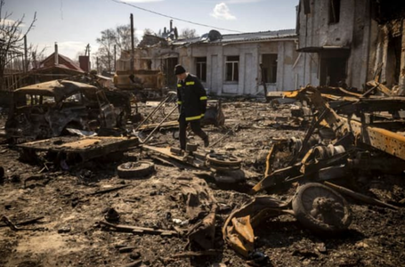 Un depozit de petrol, distrus la Novomoskovsk, în estul Ucranei de armata rusă, în bombardamente care incendiază o fabrică
