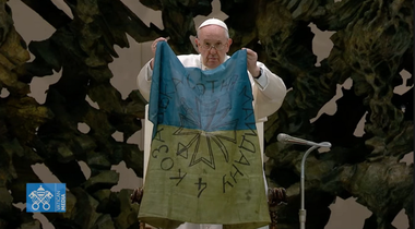Papa Francisc denunţă o ”cruzime tot mai oribilă” în Ucraina şi ”masacrul de la Bucea”; Papa sărută un steag din ”oraşul martirizat” în prezenţa unor copii ucraineni