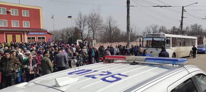 Ucraina speră să evacueze civili pe zece culoare umanitare; 1.200 de oameni evacuaţi din Lugansk, înaintea unei ofensive ruse