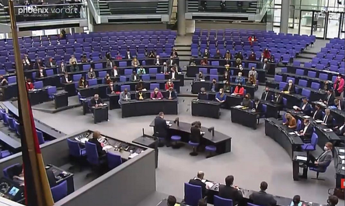 Parlamentul german respinge cu 378 la 296 de voturi proiectul de lege privind vaccinarea obligatorie anticovid al lui Olaf Scholz, în pofida golirii de conţinut a textului; Annalena Baerbock a părăsit o reuniune NATO privind Ucraina, pentru a participa la