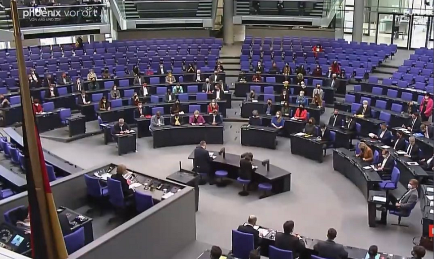 Parlamentul german respinge cu 378 la 296 de voturi proiectul de lege privind vaccinarea obligatorie anticovid al lui Olaf Scholz, în pofida golirii de conţinut a textului; Annalena Baerbock a părăsit o reuniune NATO privind Ucraina, pentru a participa la vot