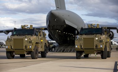 Australia trimite 20 de vehicule blindate în Ucraina / Au fost vopsite în verde, cu un steag ucrainean pe lateral şi cu mesajul ”United With Ukraine”