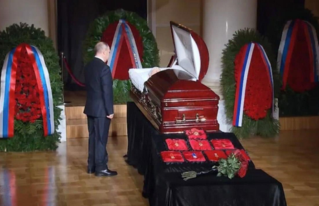 Putin depune un buchet de trandafiri roşii la sicriul deschis al lui Jirinovski, fără să spună un cuvânt, într-o scurtă apariţie la funeraliile liderului extremei drepte ruse