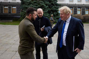 UPDATE - Boris Johnson şi Volodimir Zelenski, la pas prin centrul capitalei Ucrainei / Cei doi au stat de vorbă cu oamenii / Ministerul ucrainean al Apărării: Aşa arată democraţia. Aşa arată curajul / Johnson: Ucrainenii au curajul unui leu - VIDEO