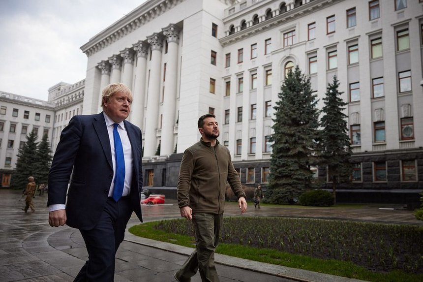 Boris Johnson spune că a vorbit cu preşedintele SUA despre vizita făcută la Kiev: Accentul nostru comun rămâne pe sprijinirea preşedintelui Zelensky şi a poporului ucrainean / Aventura barbară a lui Putin nu poate fi lăsată să reuşească