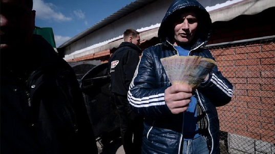 Statele membre UE decid să le permită refugiaţilor ucraineni, începând de la 19 aprilie, să schimbe fără comision până la 10.000 de grivne (aproxmativ 310 euro) în moneda ţării în care s-au refugiat