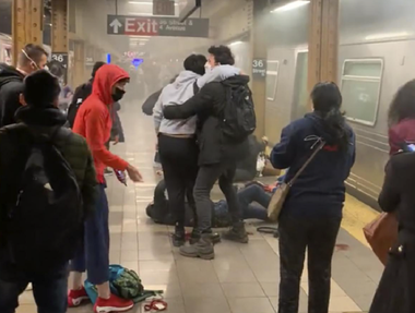 AP: Un bărbat căutat în legătură cu atacul armat la metrou în Brooklyn, Frank R. James, considerat principalul suspect, arestat în Manhattan