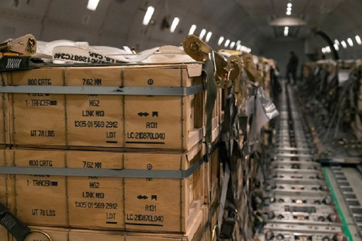 SUA oferă Ucrainei echipament greu, sisteme de artilerie şi blindate, dar şi elicoptere, între altele, în valoare de 800 de milioane de dolari, i-a spus Biden lui Zelenski, anunţă Casa Albă 