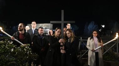 Peste 10.000 de credincioşi prezenţi la Roma, în Vinerea Mare, pe Drumul Crucii. Crucea, purtată împreună de o ucraineancă şi o rusoaică / Papa: Dezarmează mâna fratelui ridicată împotriva fratelui, pentru ca acolo unde este ură să înflorească iertarea - VIDEO -
