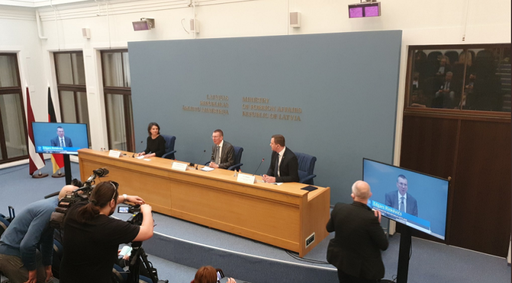 Germania ar putea forma militari ucraineni în utilizarea unor sisteme de armament avansate, anunţă la Riga şefa diplomaţiei germane Annalena Baerbock