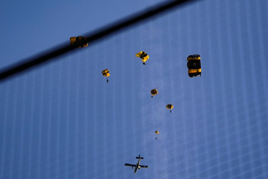 Un avion cu militari paraşutaţi la un spectacol la Nationals Stadium declanşează o evacuare a Capitoliului